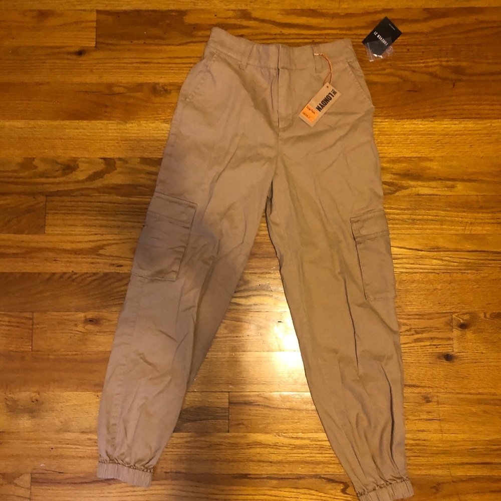 Khaki/Tan/Camel Baggy Cuffed CargoPants.